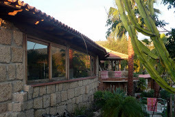 Wohnzimmer und &uuml;berdachte Terasse vor K&uuml;che und Bad