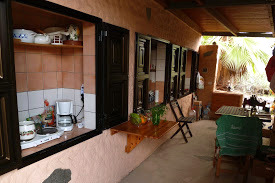 &Uuml;berdachte Au&szlig;enk&uuml;che des Wohnwagens