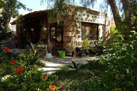 Tosca, ein Studio aus oker-gelbem Lavagestein