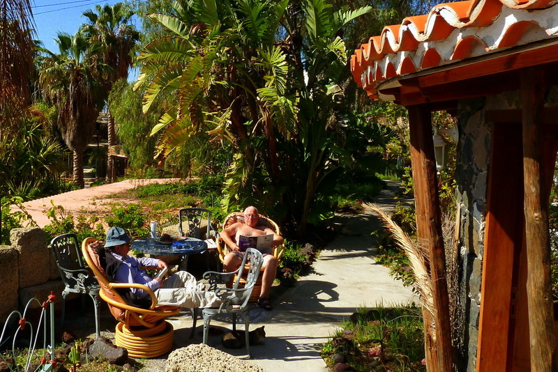 Sonnenbad auf der Terasse von Piedra Vida