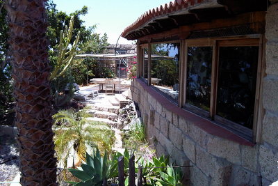 Blick von K&uuml;chenterrasse zur s&uuml;dlichen Terrasse