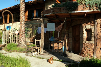 Ein Schlafzimmer wie eine kuschelige H&ouml;hle mit H&auml;ngematte davor